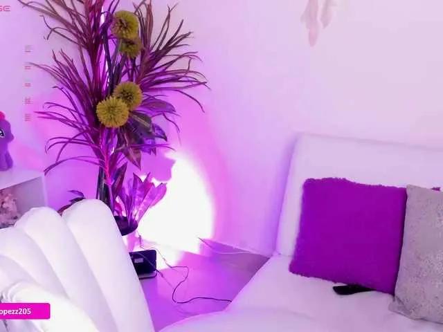 Emylopez on BongaCams