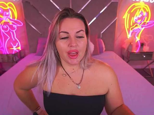 KiraCandyS from BongaCams