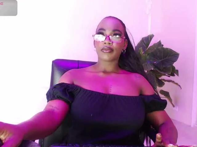 ReinaMiah on BongaCams