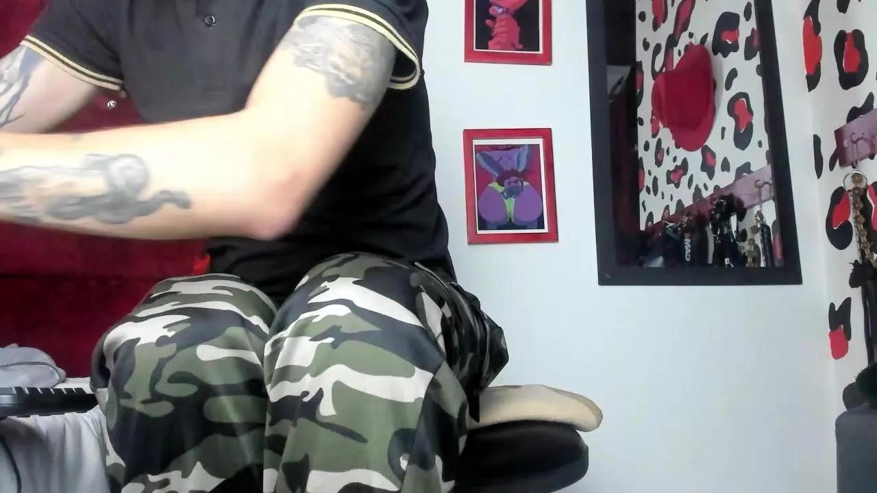 aaronbigdickxxx on Cam4 