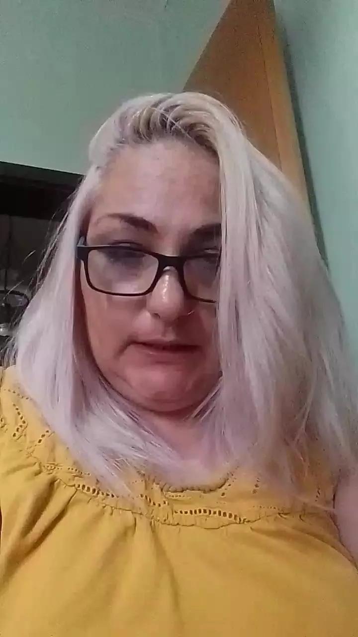 AlinaMoon44 on Cam4 