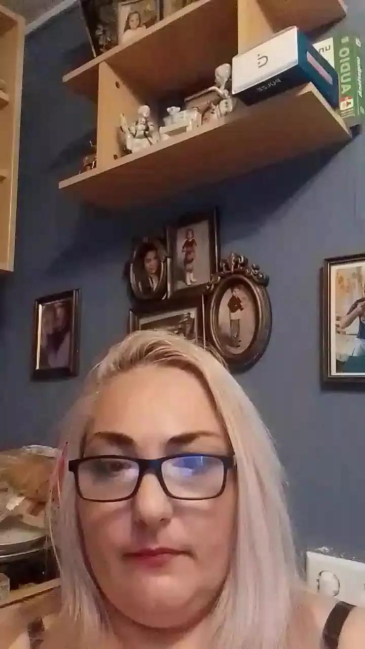AlinaMoon44 on Cam4 