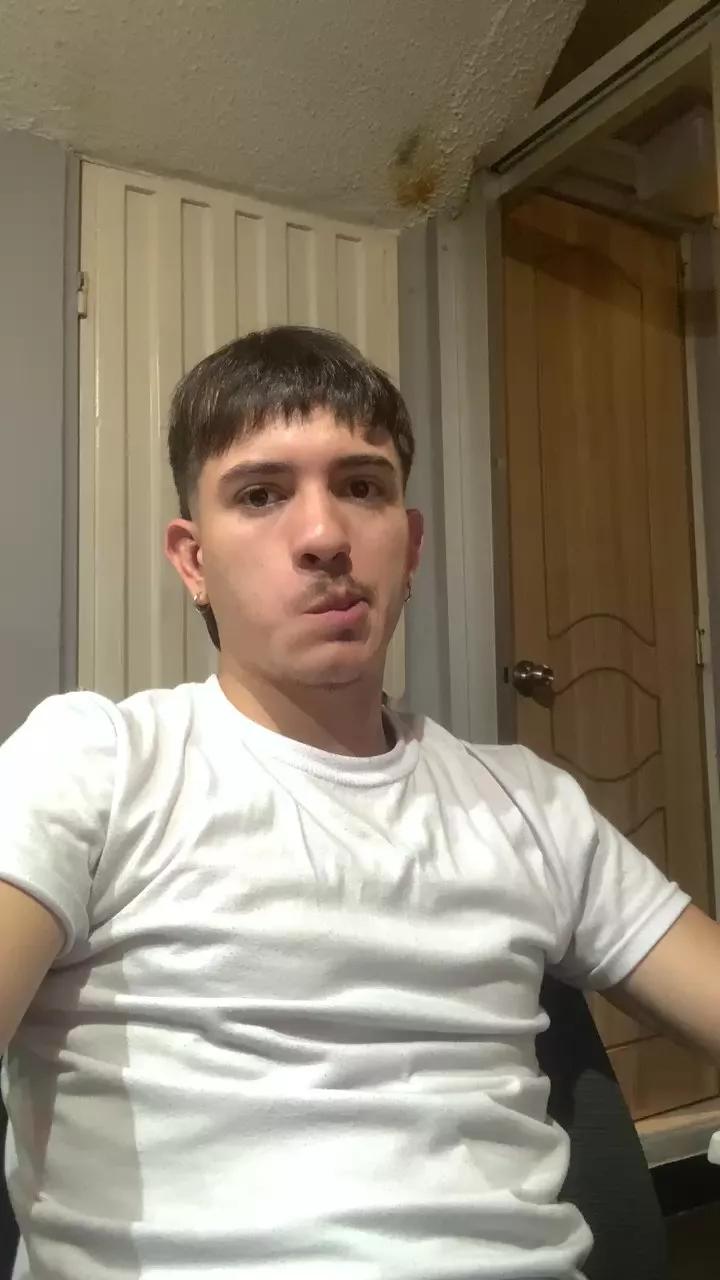 Bayron_77 on Cam4 