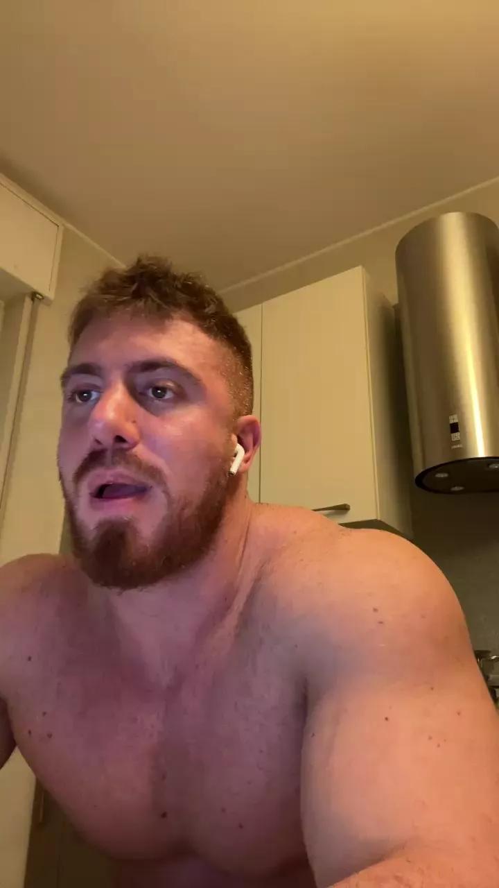 Bigwhitebull on Cam4 