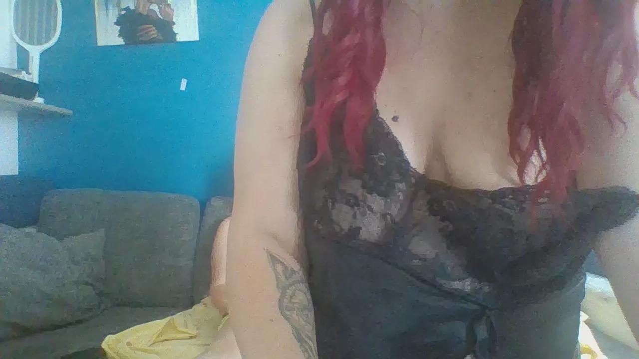 Carolyne2023 on Cam4 