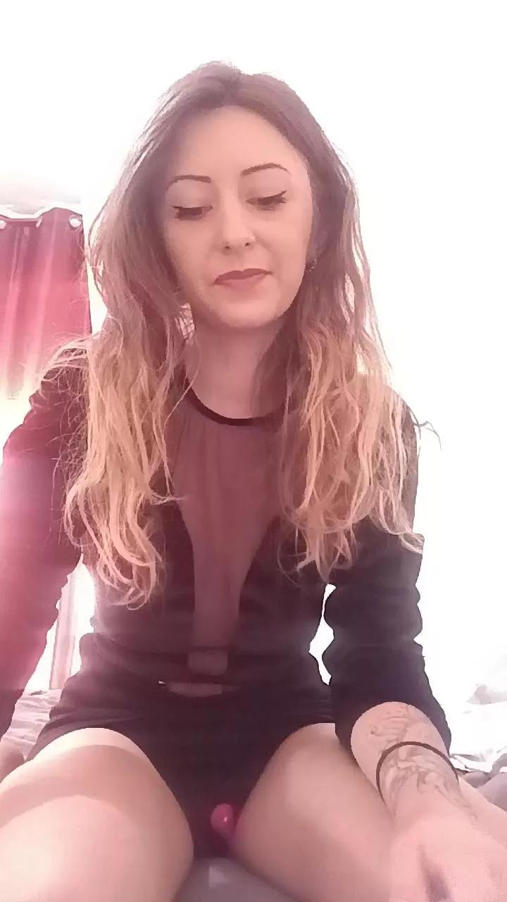 Emmaqueen75 on Cam4 