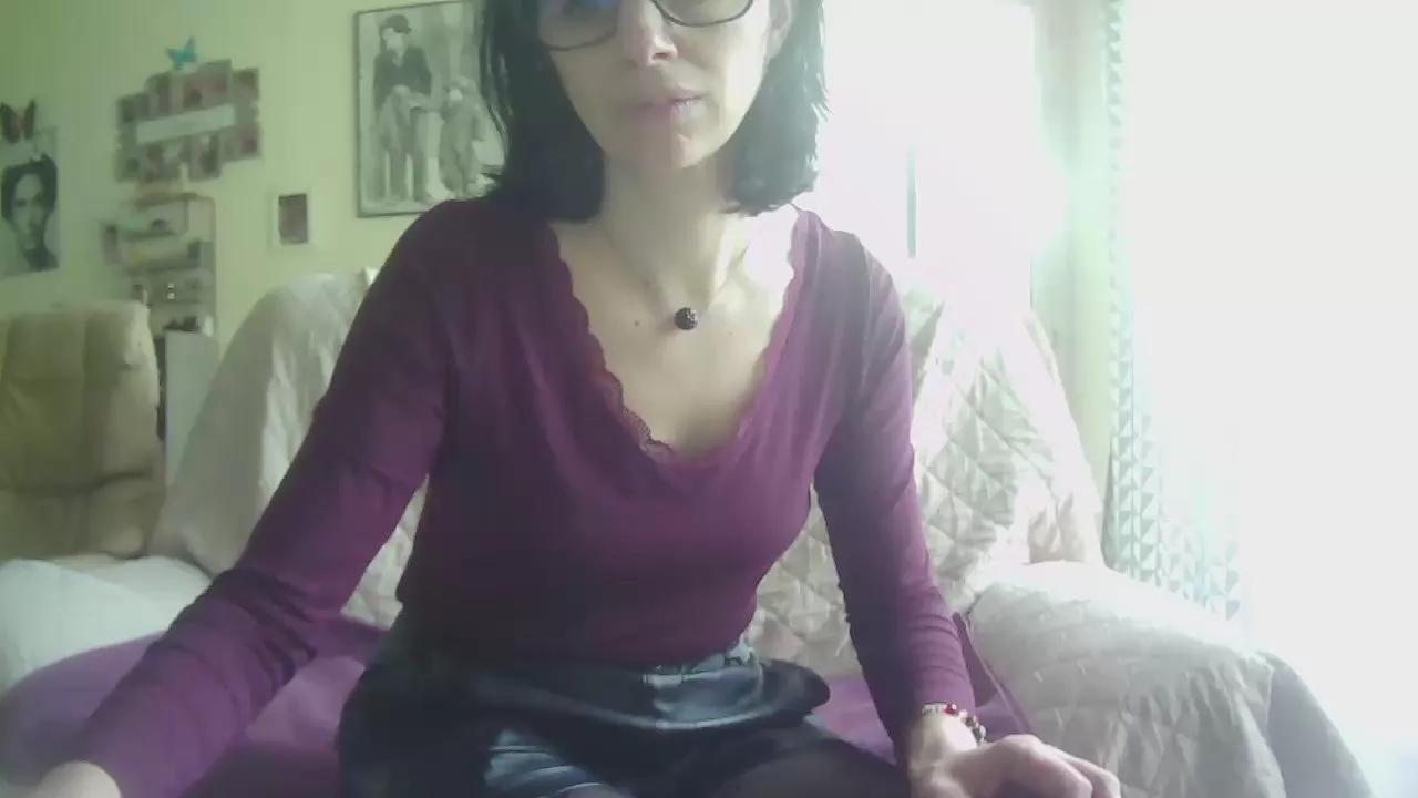HAIRYCHIENNE on Cam4 