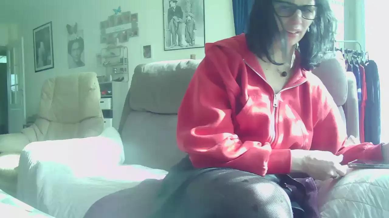HAIRYCHIENNE on Cam4 