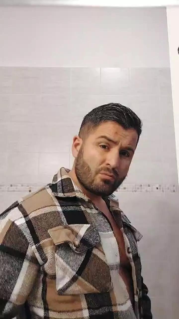 Kingbull1900 on Cam4 
