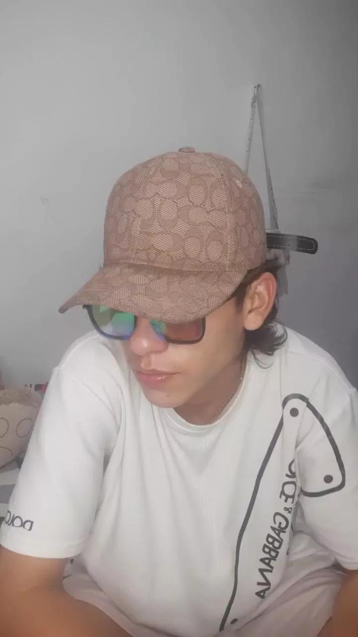 Magig_axel on Cam4 