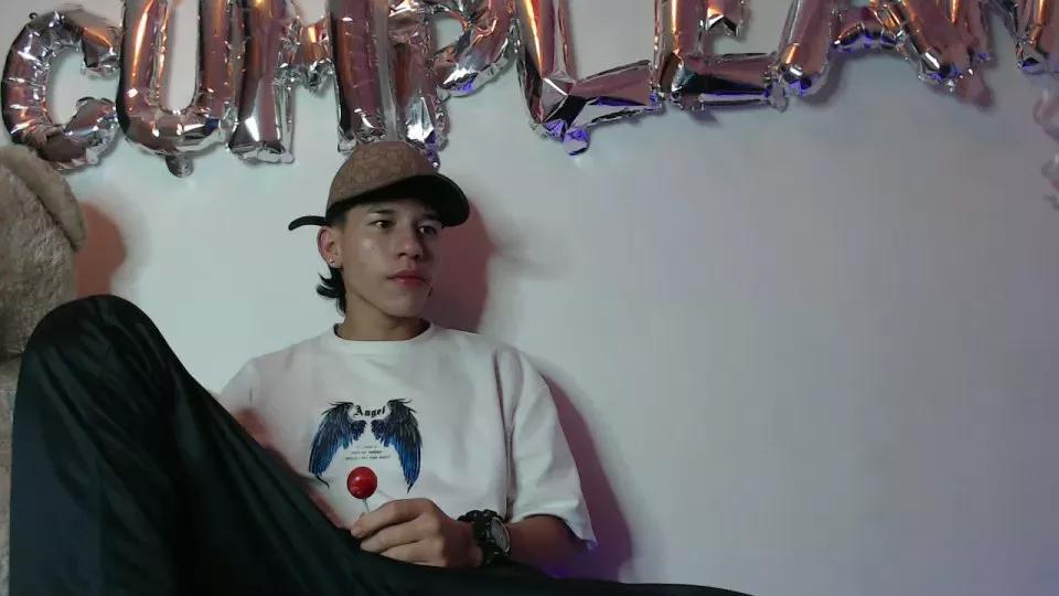 Magig_axel on Cam4 
