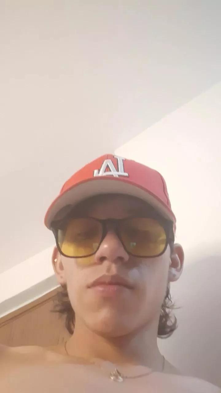 Magig_axel on Cam4 