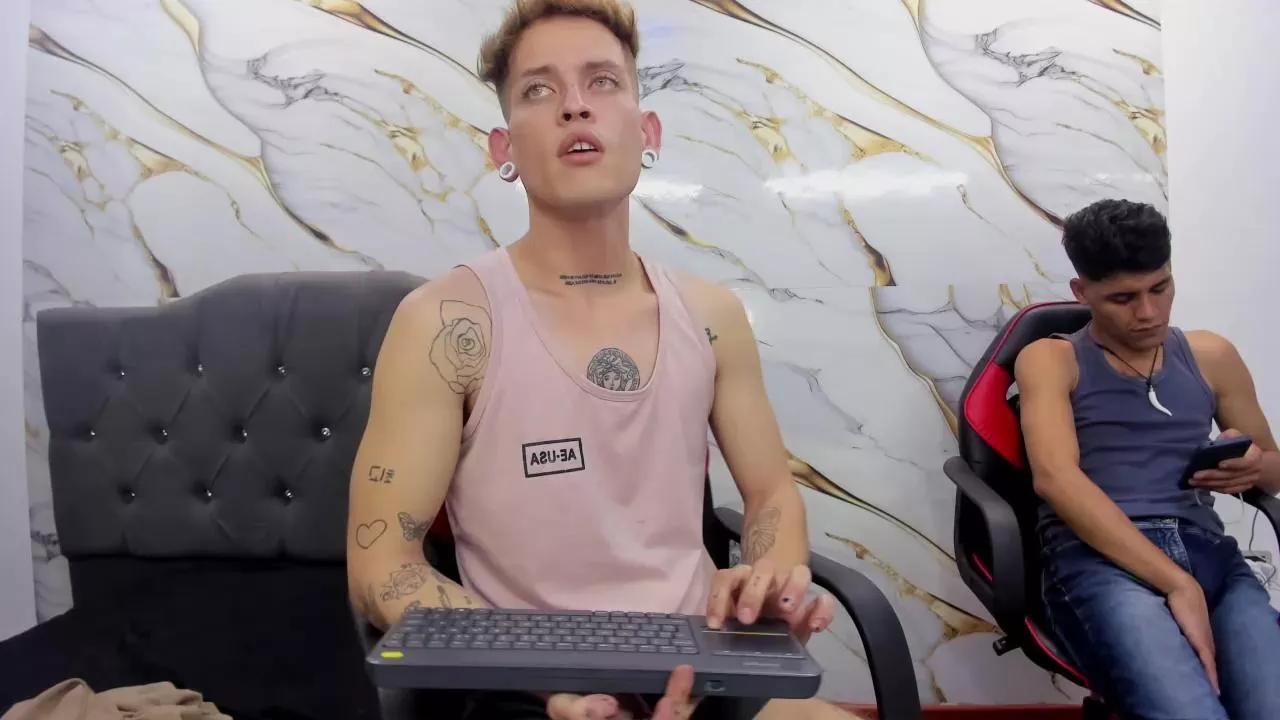 Maxxx_shine on Cam4 