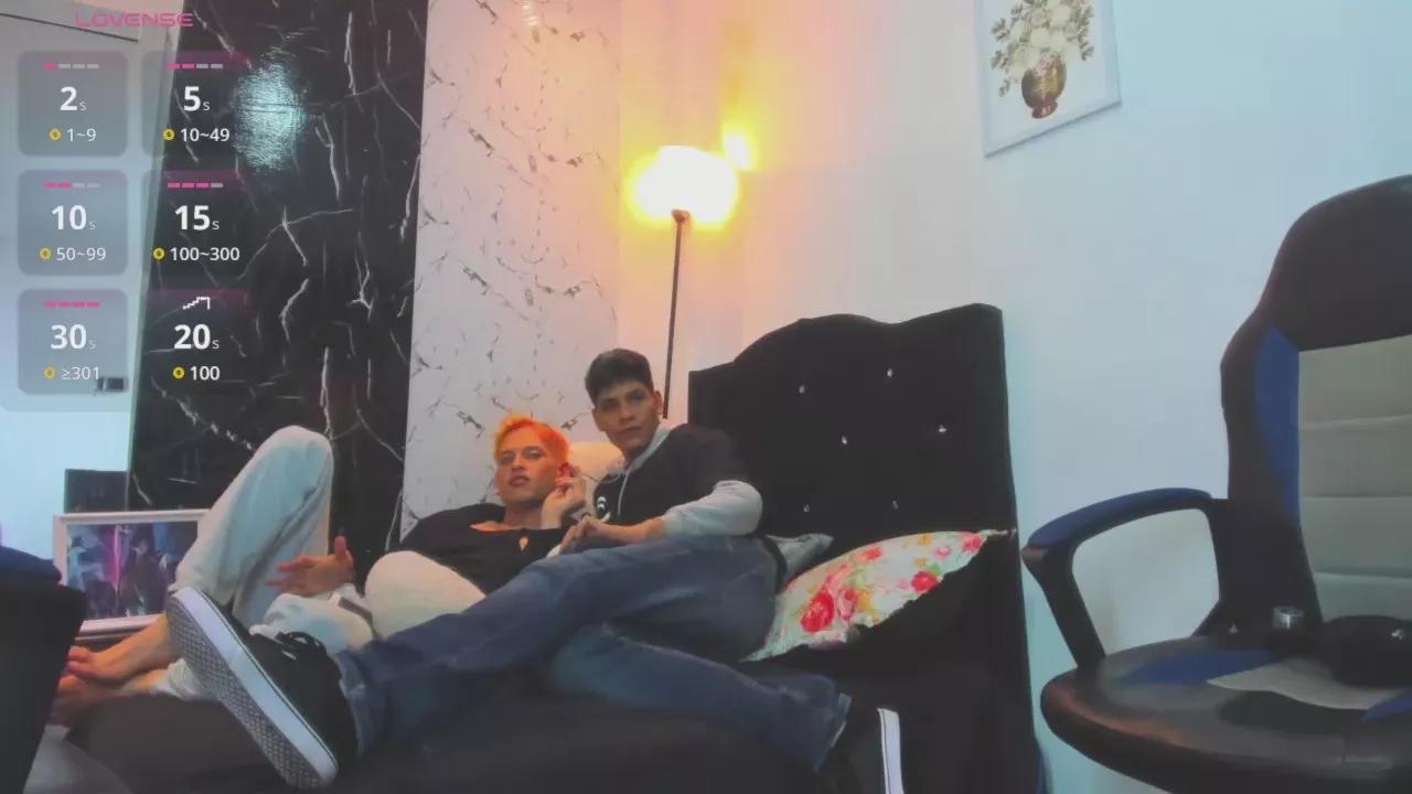 Maxxx_shine on Cam4 