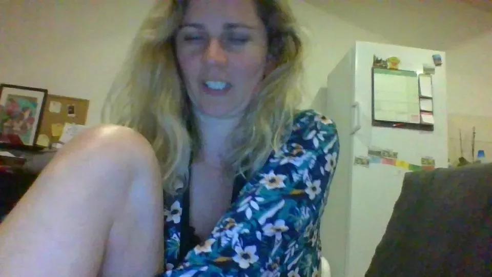 Oksana_PtiQ on Cam4 