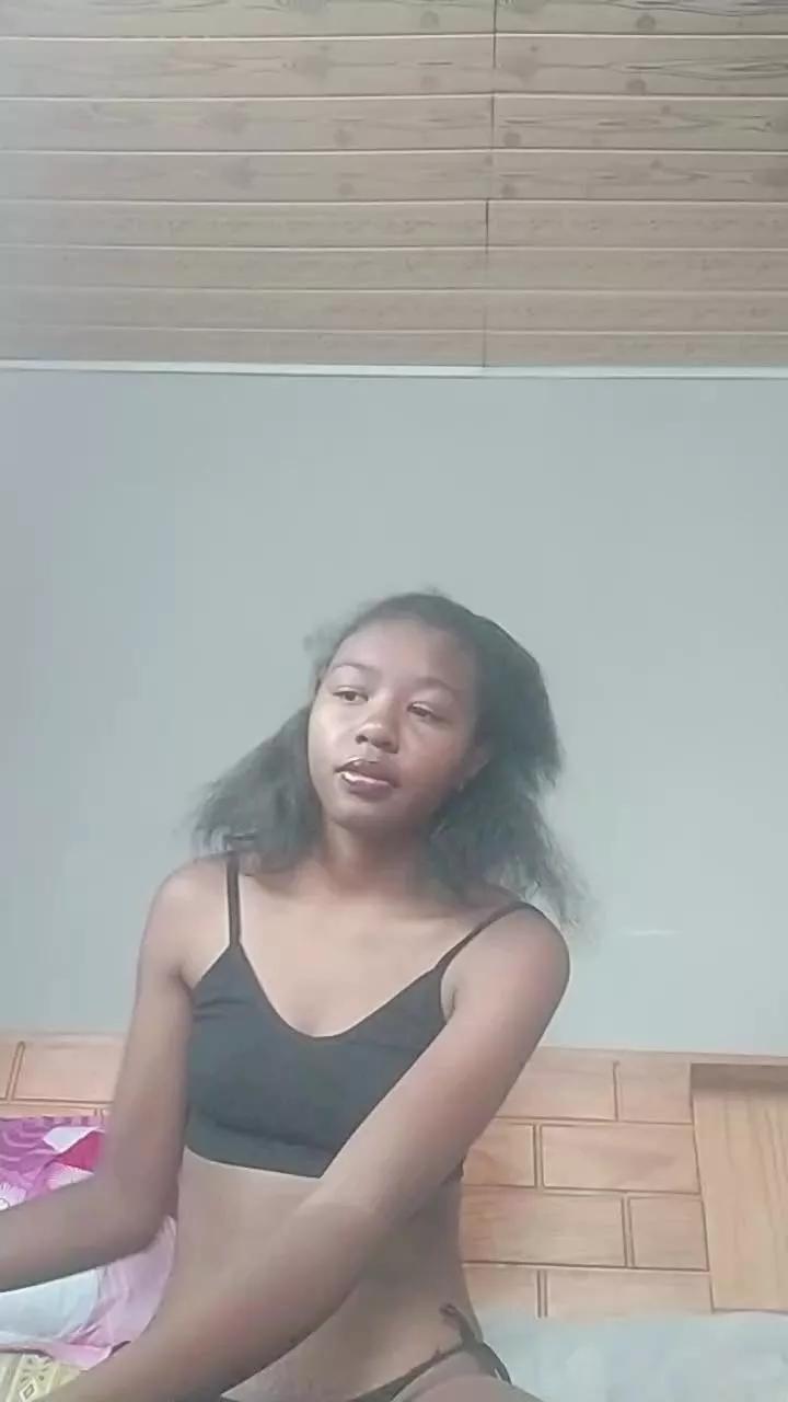 Vannyah2 on Cam4 