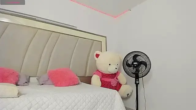 Alejandraa_Ruiz10 from StripChat