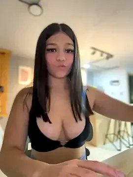 Alyshanon18 on StripChat