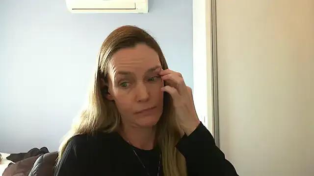 Annylove1 on StripChat 