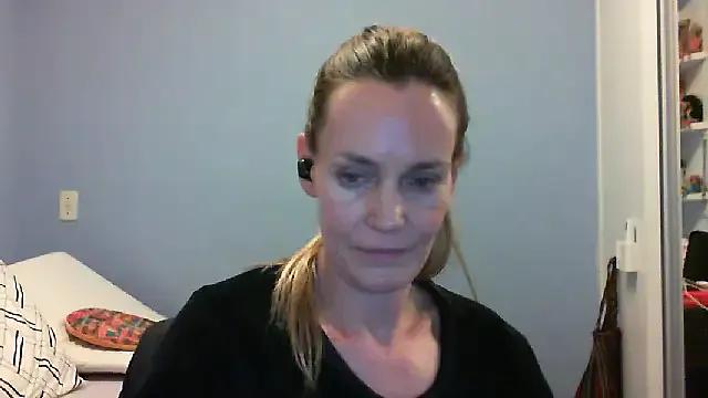 Annylove1 on StripChat 