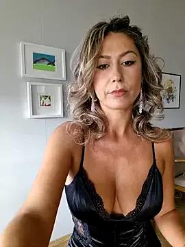 CelynaRoss on StripChat 