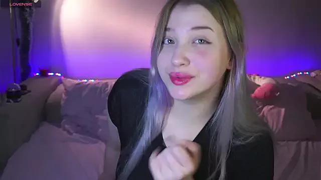 CuteSharloti on StripChat 