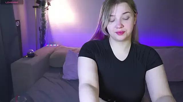 CuteSharloti on StripChat 