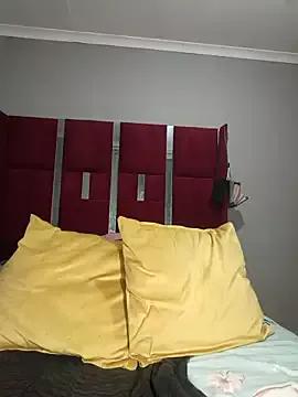 HoneyDropsX on StripChat 