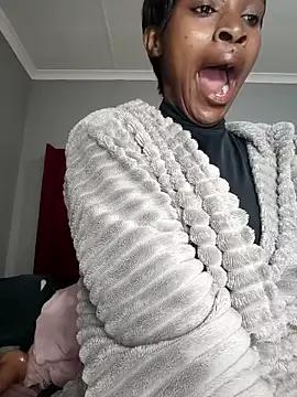 HoneyDropsX on StripChat 