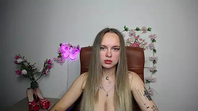 KhaleesiMoon on StripChat 