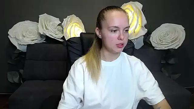 KhaleesiMoon on StripChat 