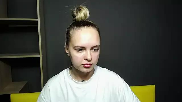KhaleesiMoon on StripChat 