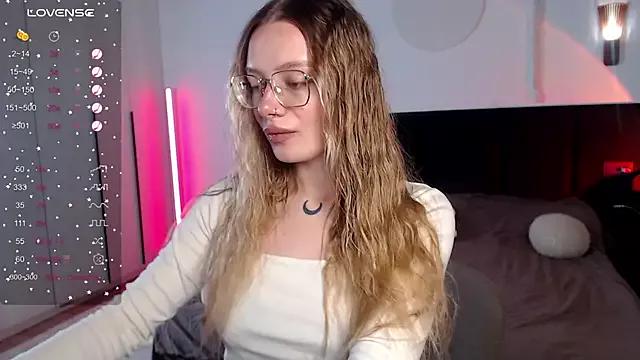 LunaticaBae on StripChat 