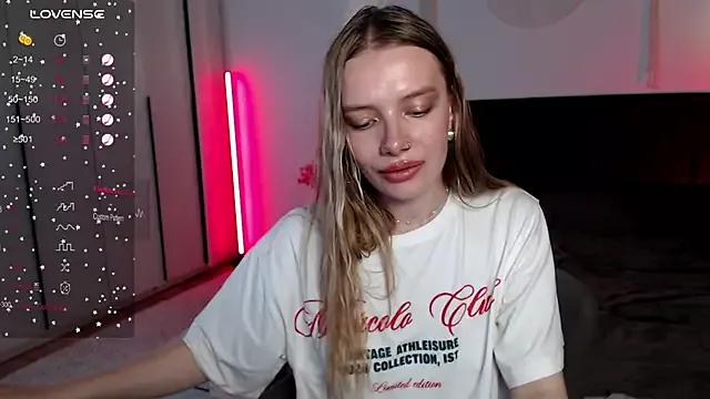 LunaticaBae on StripChat 