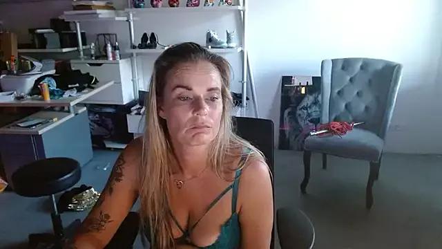 MystiqueMaven on StripChat 