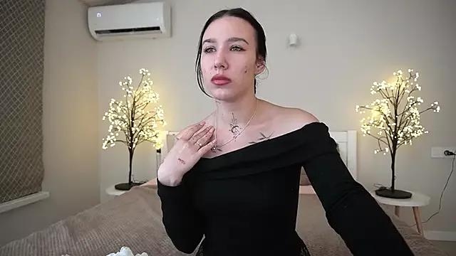 NikkiGoldSide on StripChat 