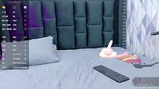 petitelittleebony on StripChat 