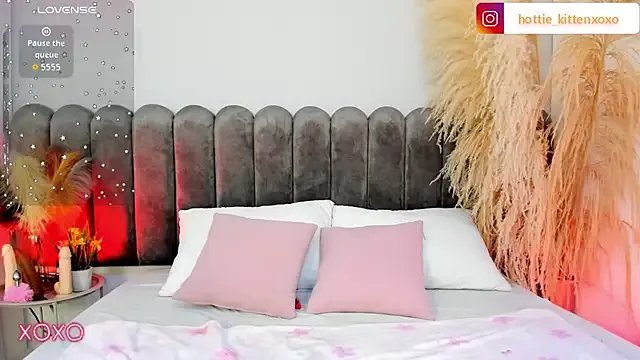 Viollet_xoxo on StripChat